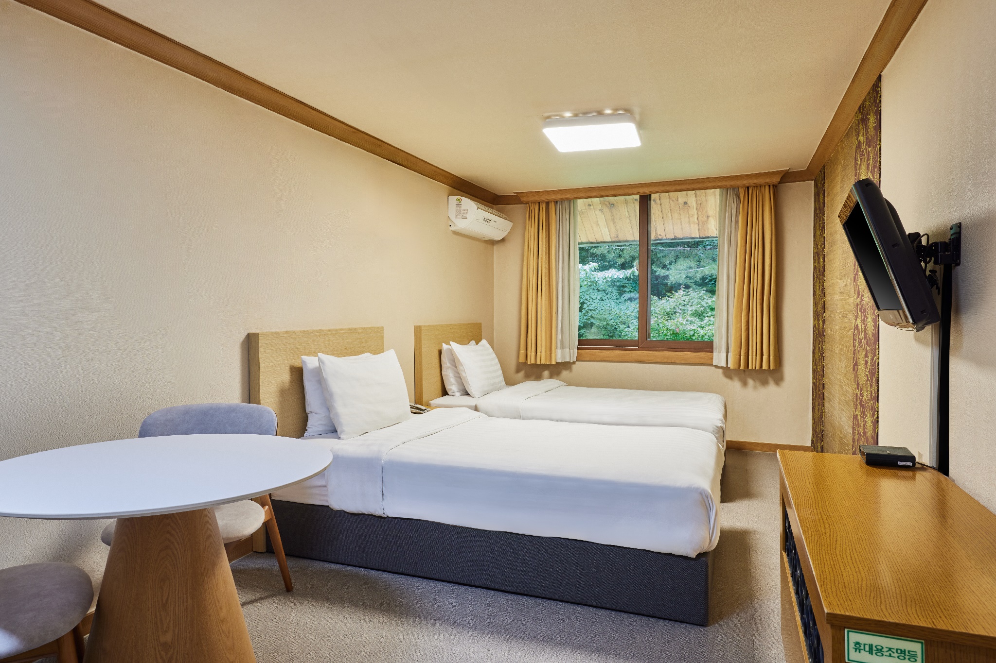 room detail thumbnail 1