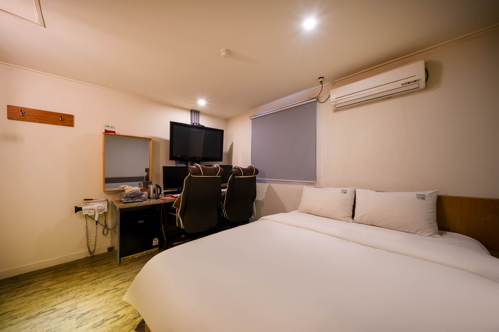 room detail thumbnail 2
