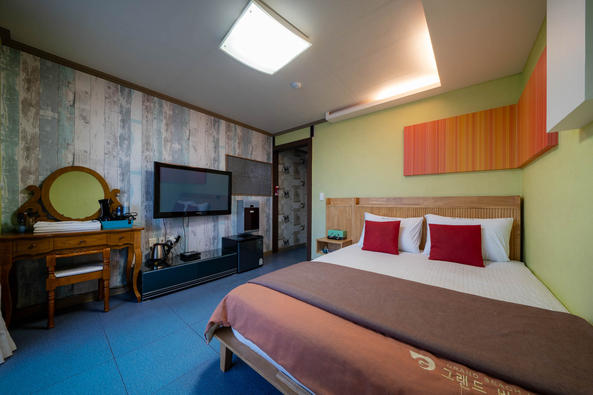 room detail thumbnail 1
