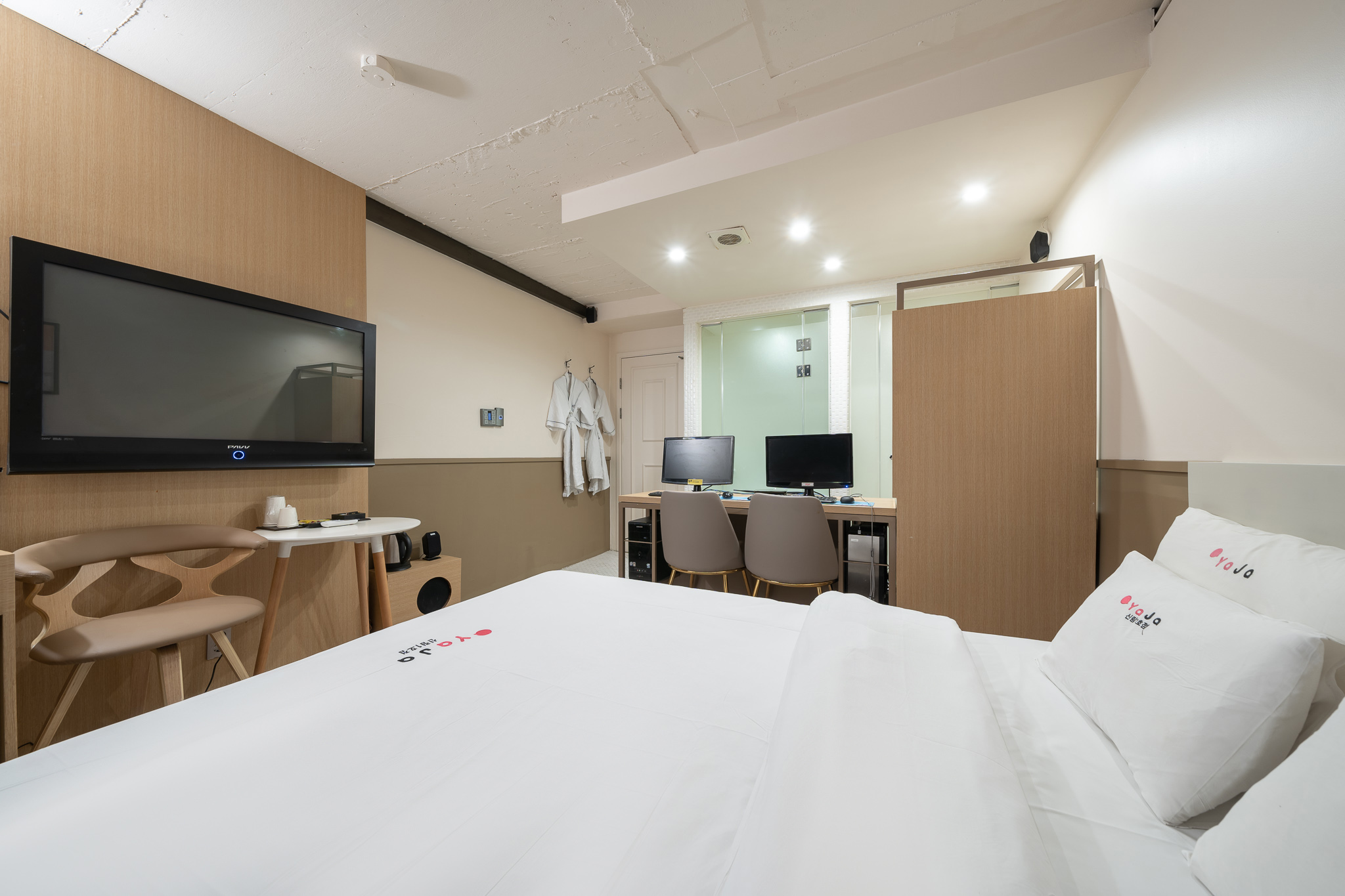 room detail thumbnail 2