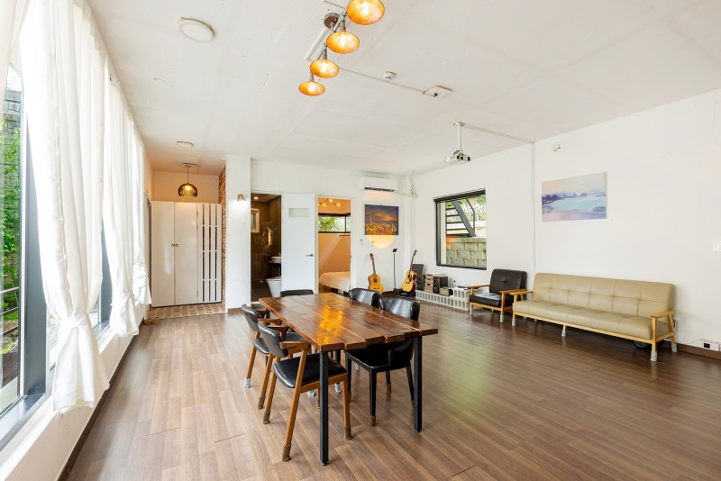 room detail thumbnail 2