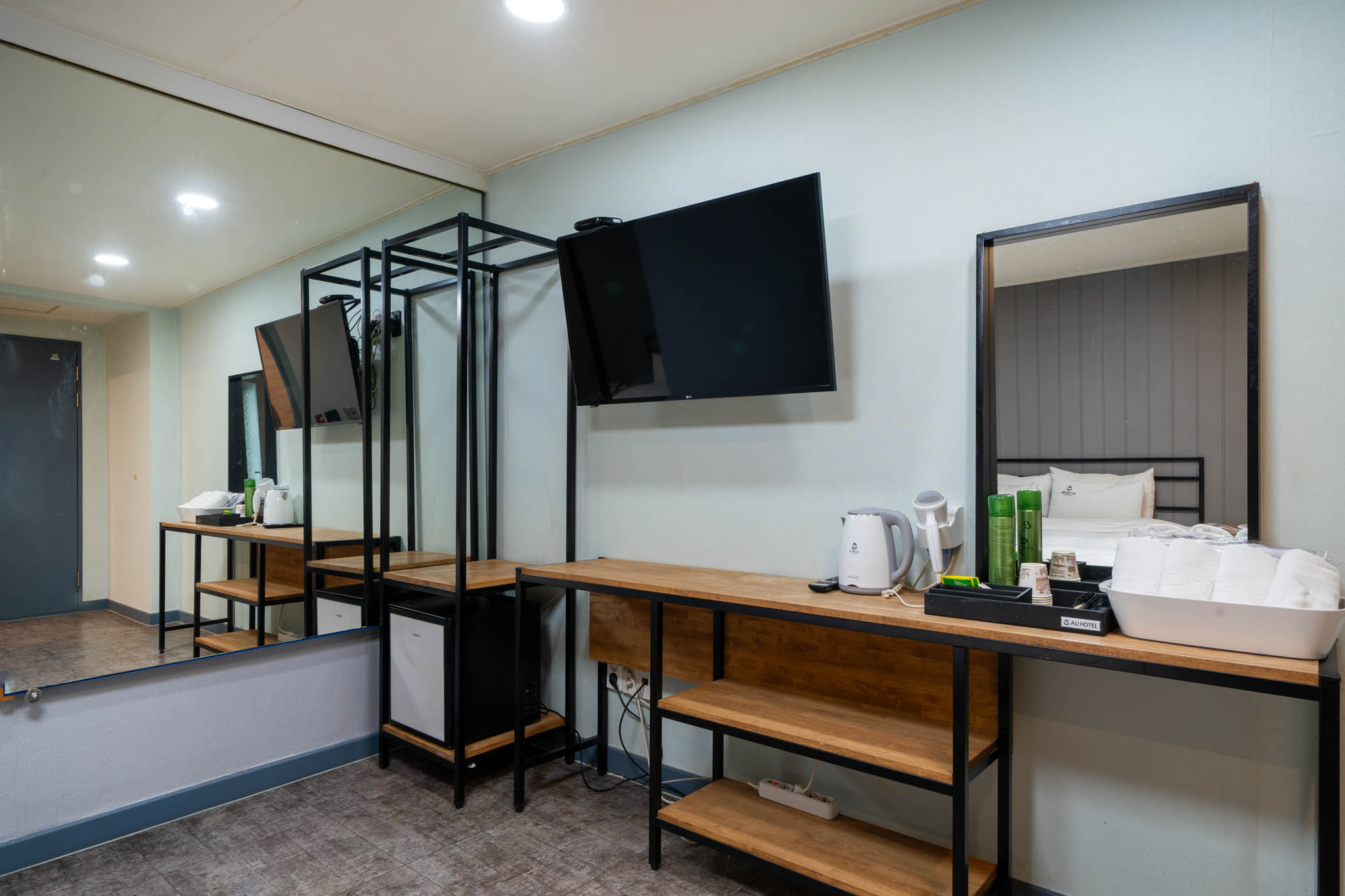 room detail thumbnail 2