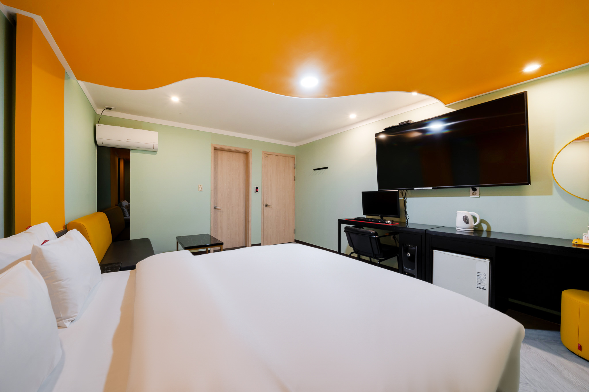 room detail thumbnail 2