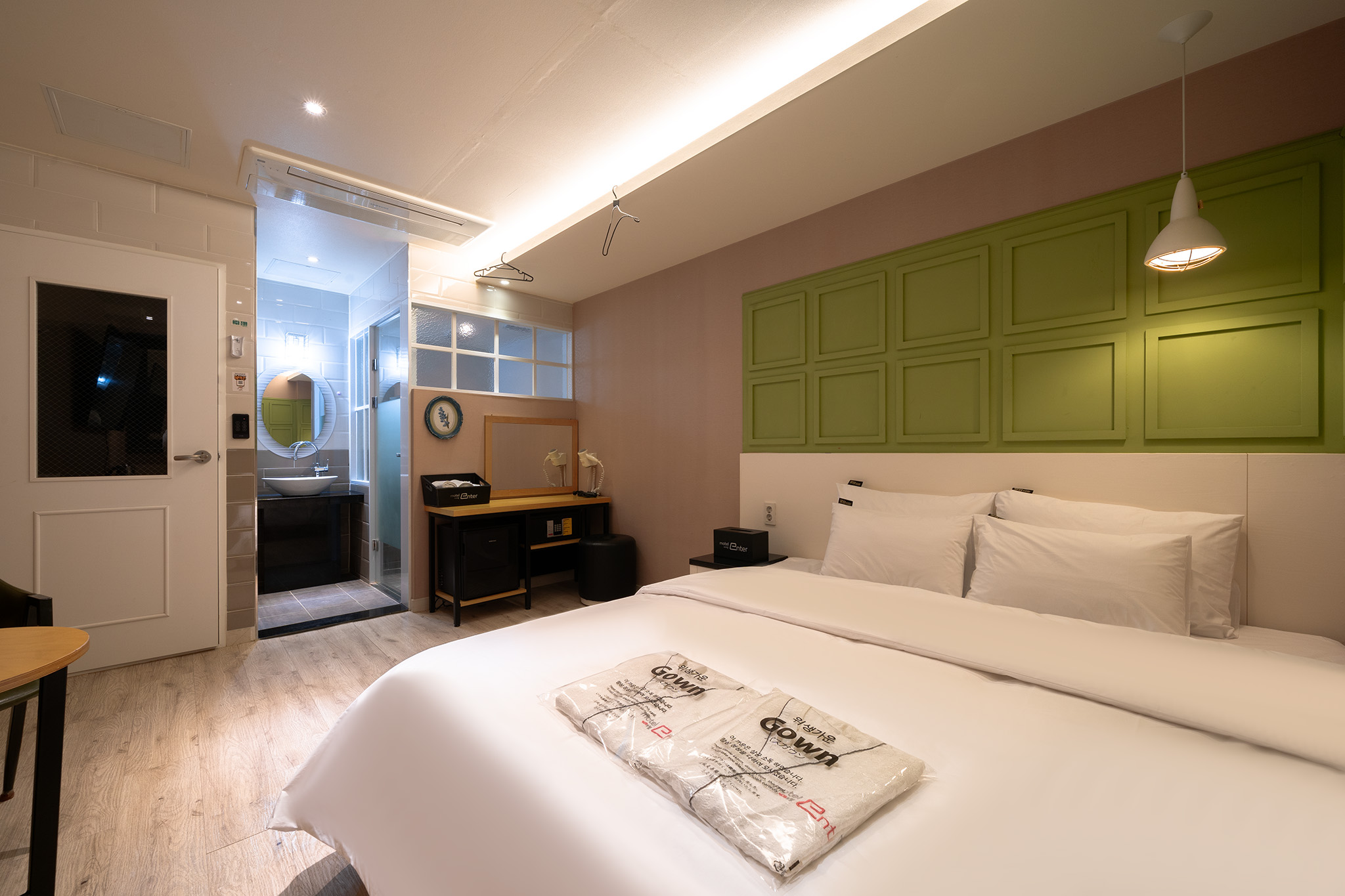 room detail thumbnail 2