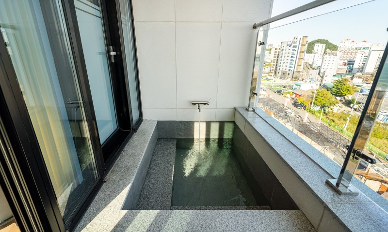 https://yaimg.yanolja.com/v5/2024/12/19/09/6763e80e51a1d2.01481826.jpg