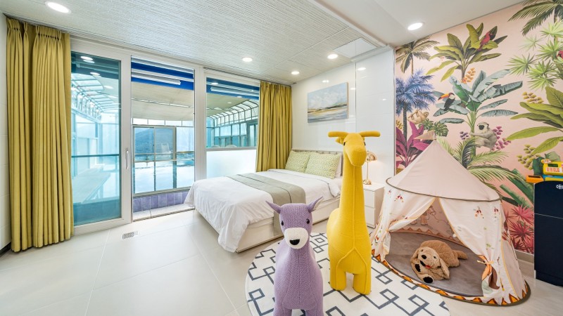 room detail thumbnail 2