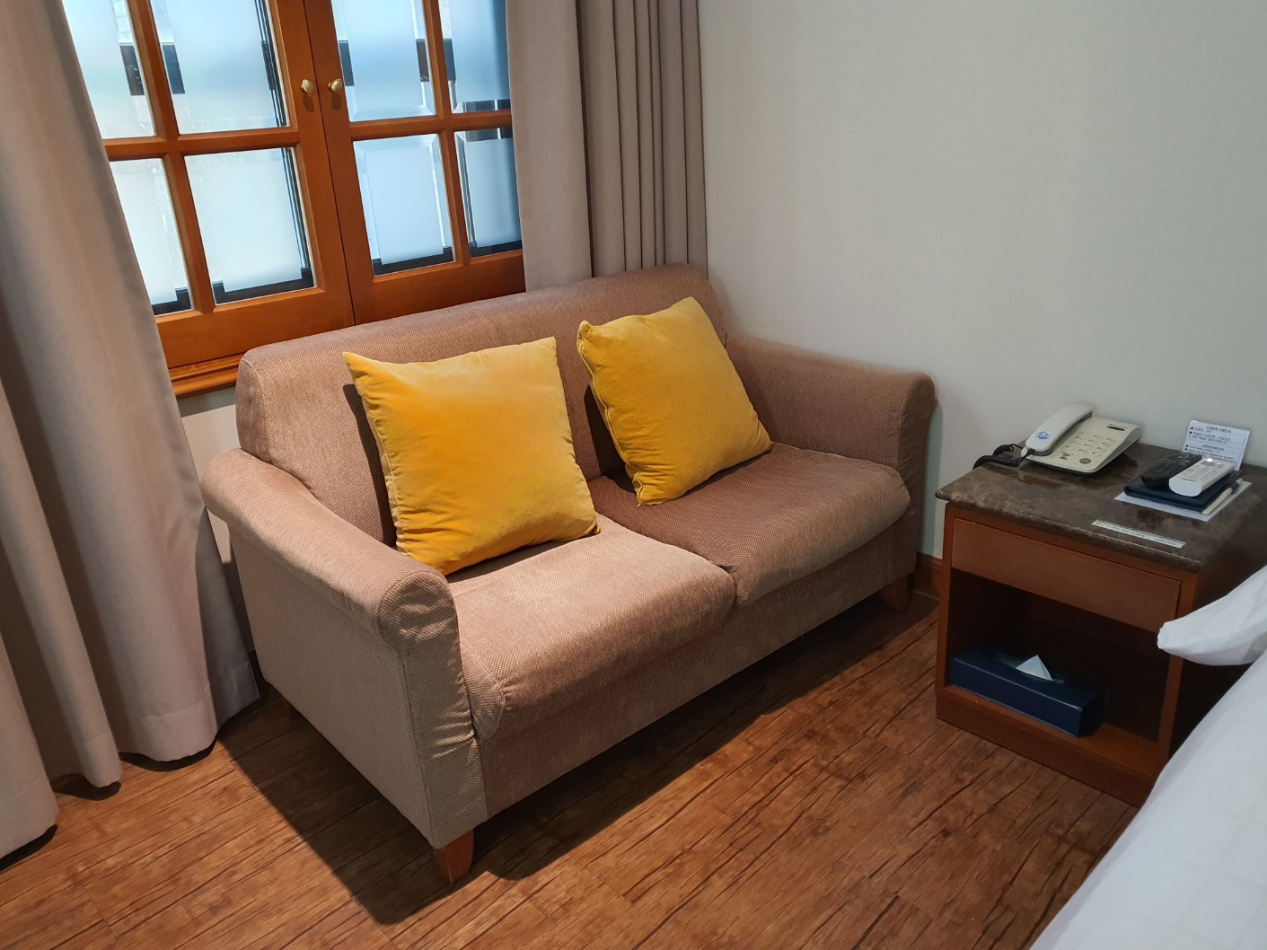 room detail thumbnail 2