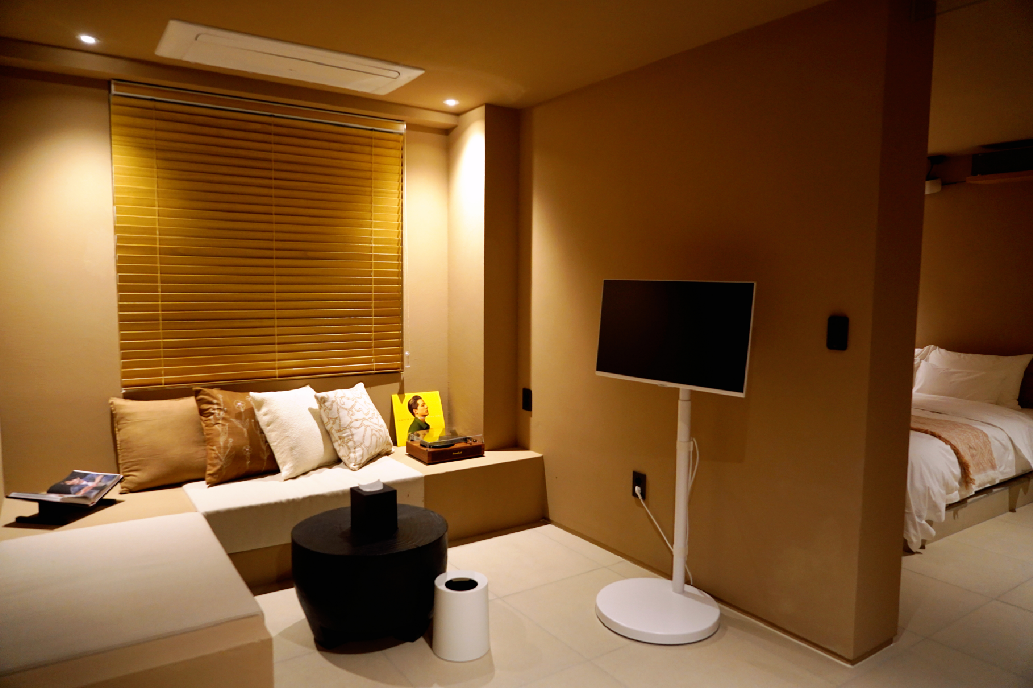 room detail thumbnail 1