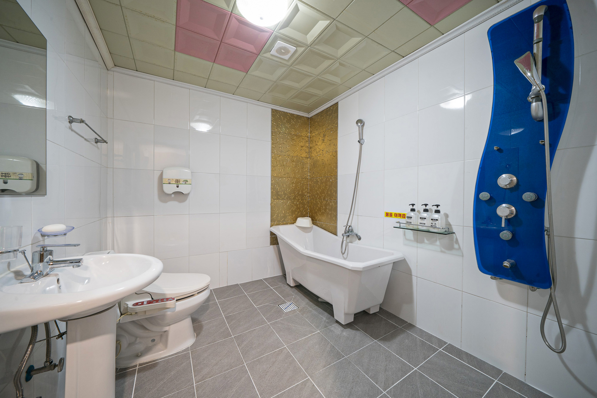 room detail thumbnail 2