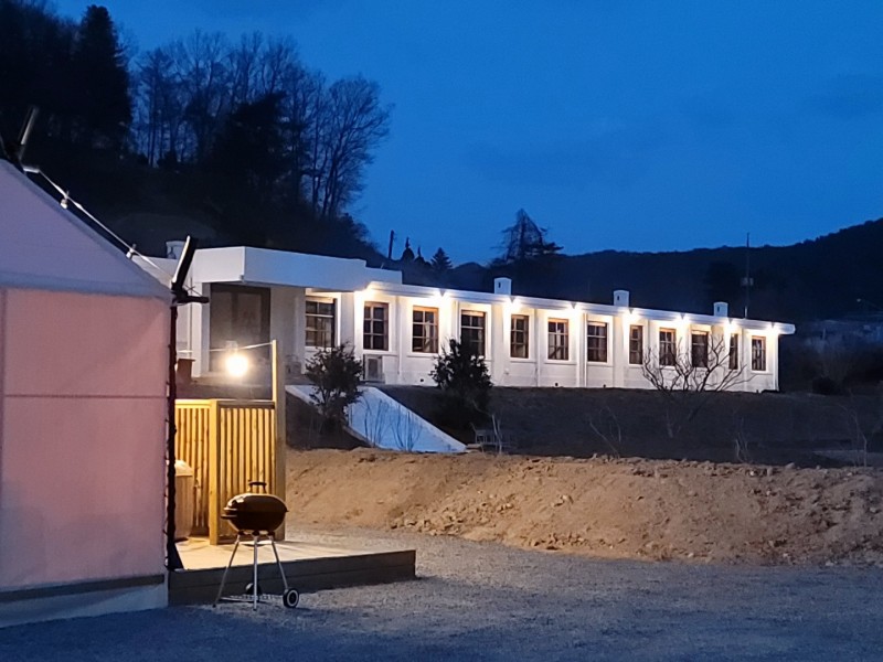 https://yaimg.yanolja.com/v5/2024/12/27/01/676dfc459216d9.55740821.jpg