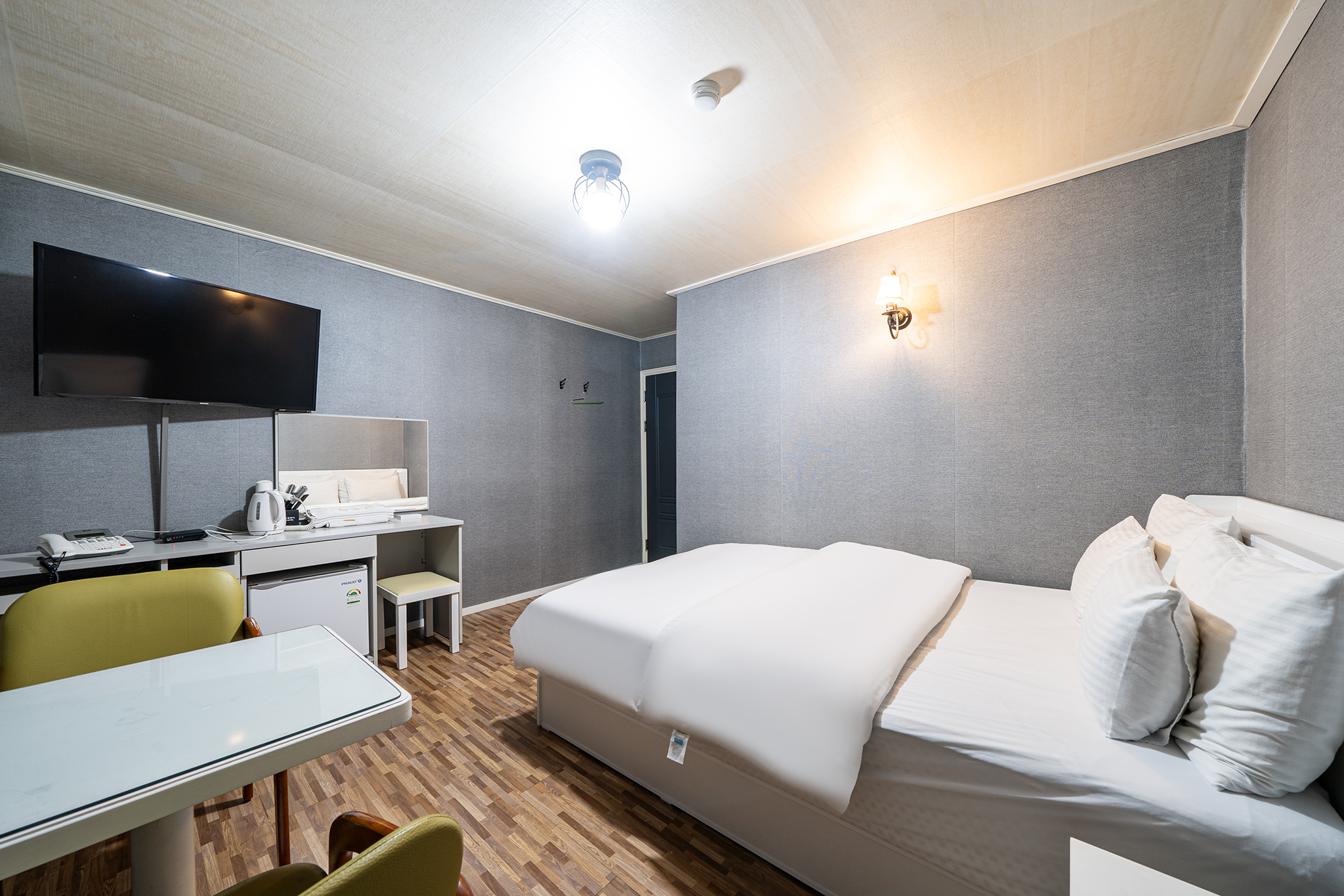 room detail thumbnail 2