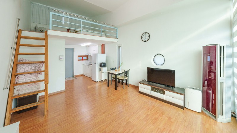 room detail thumbnail 2