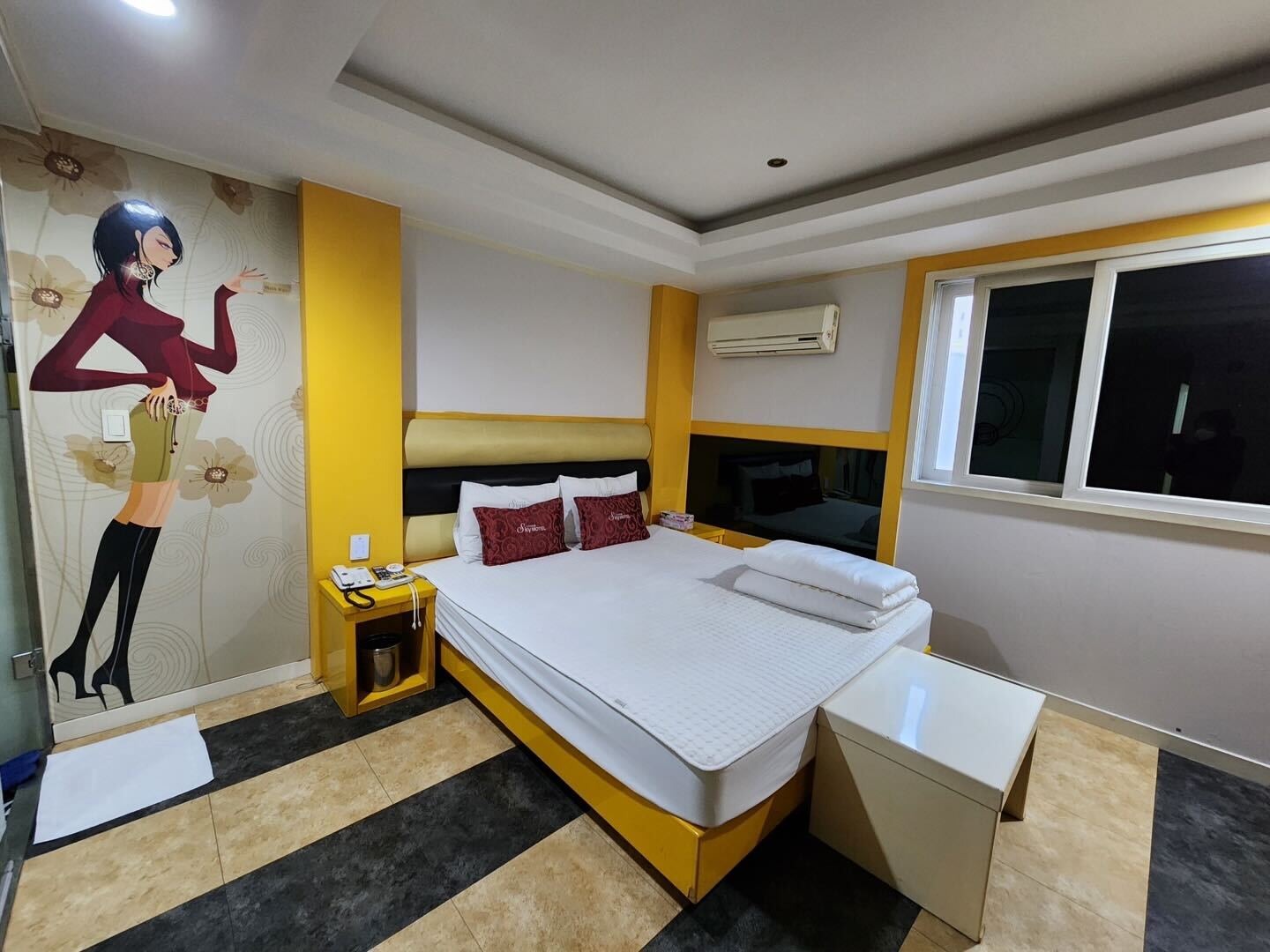 room detail thumbnail 2