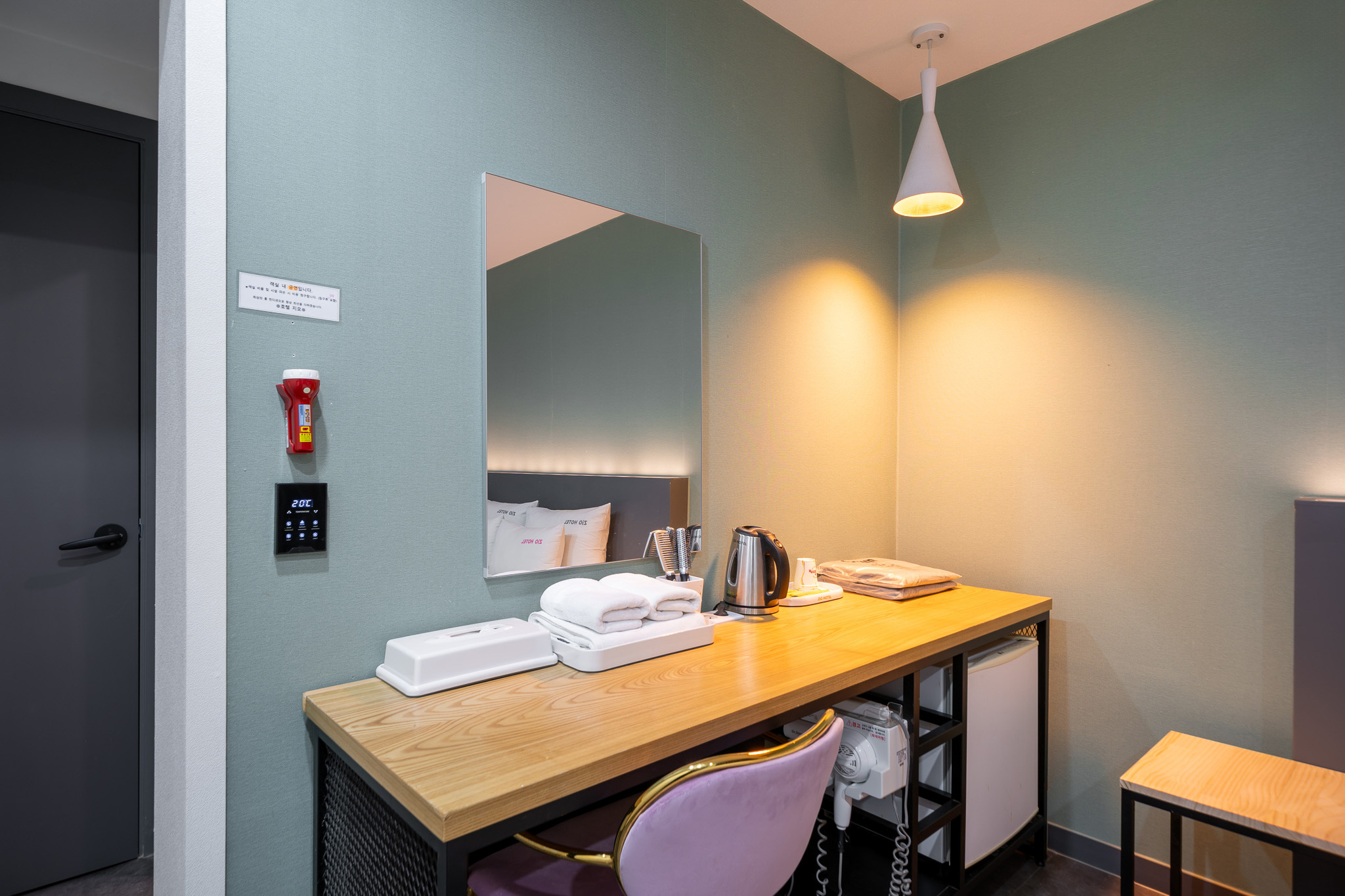 room detail thumbnail 2