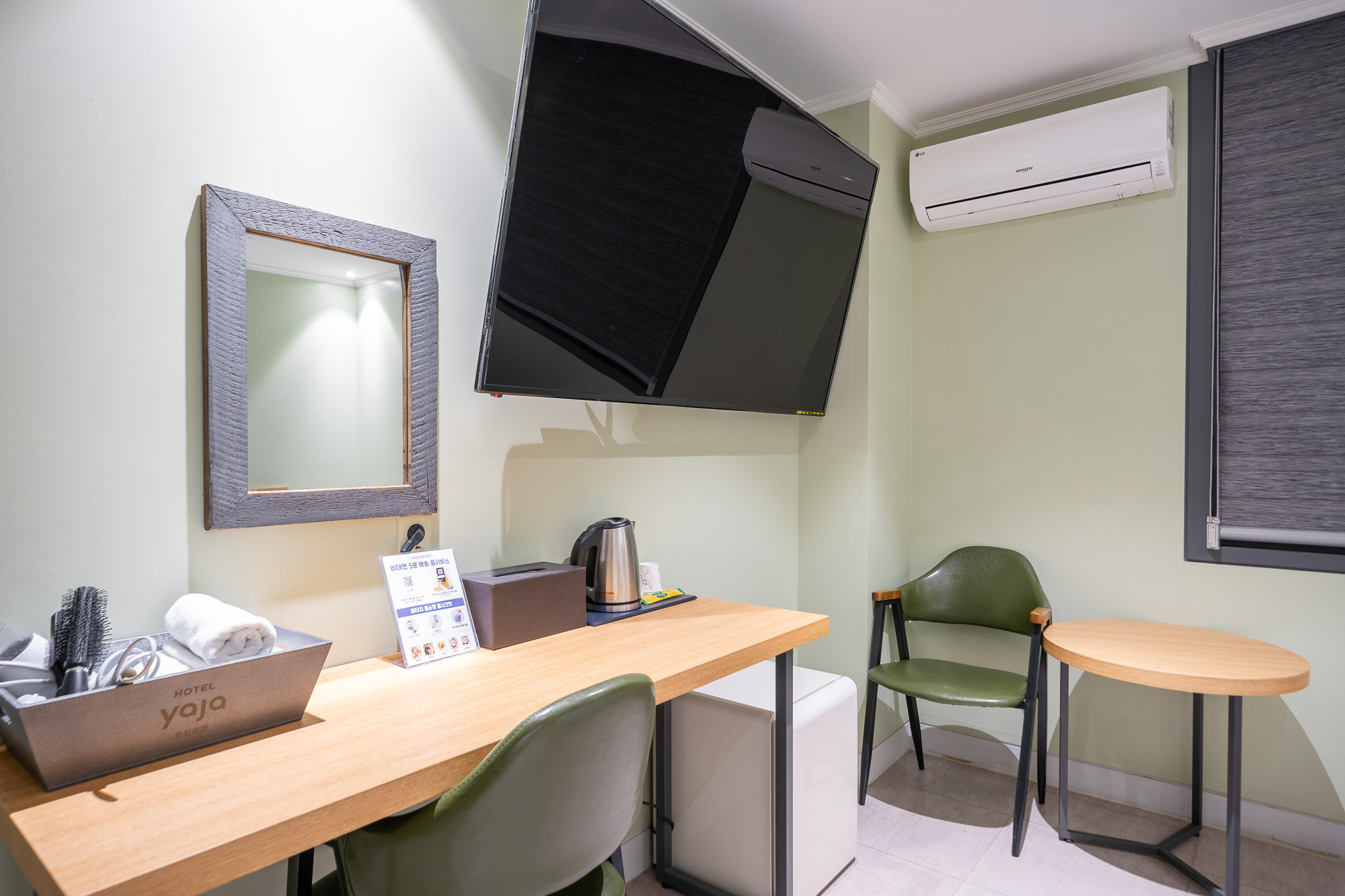 room detail thumbnail 2