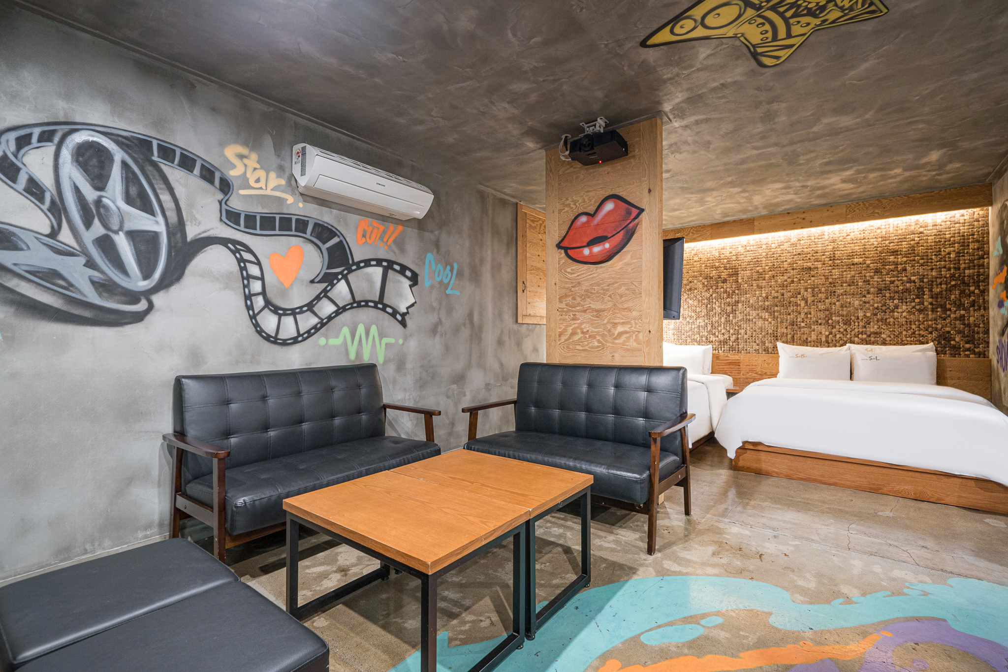 room detail thumbnail 2