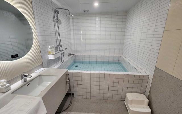 room detail thumbnail 2