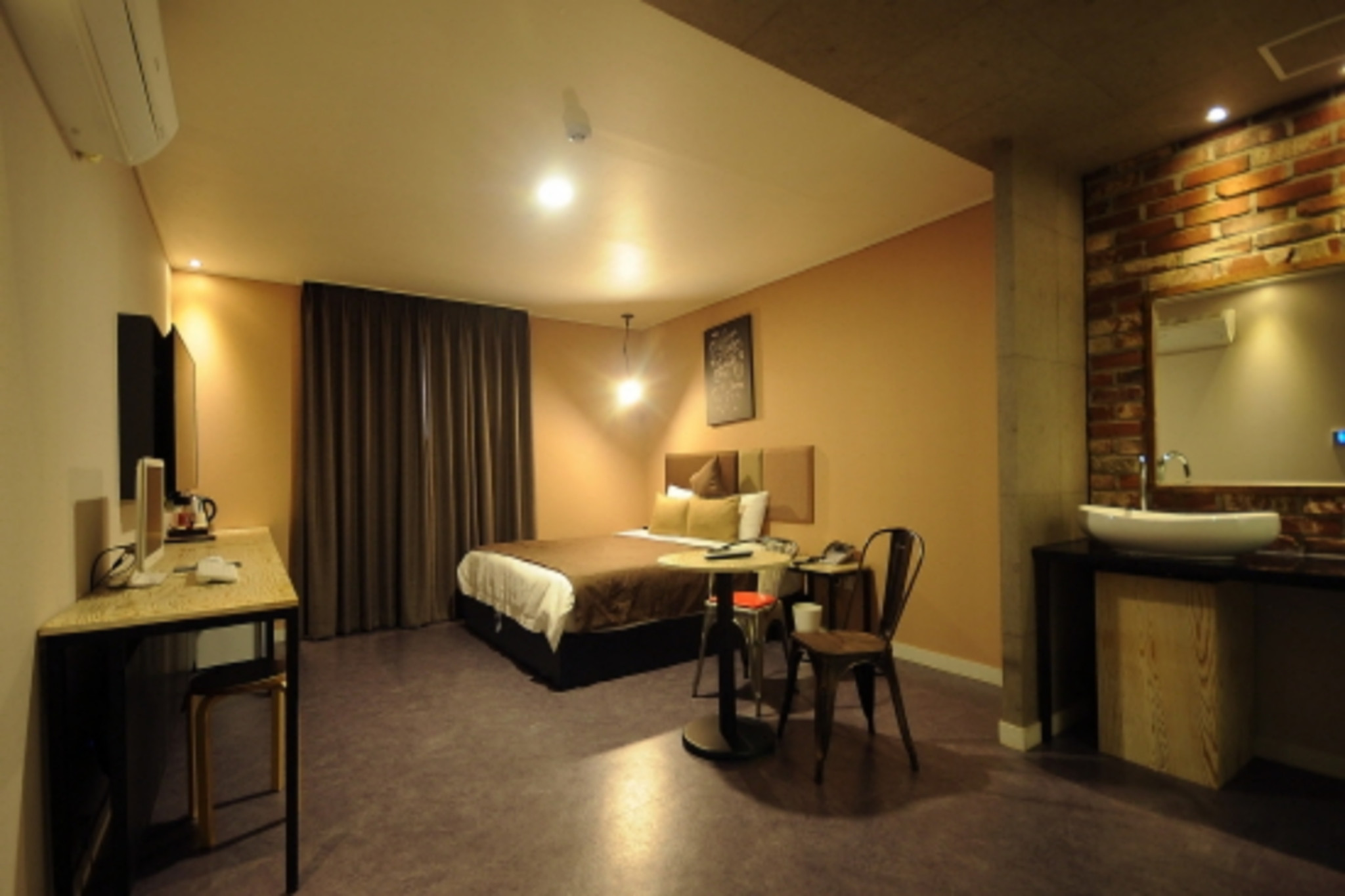 room detail thumbnail 1