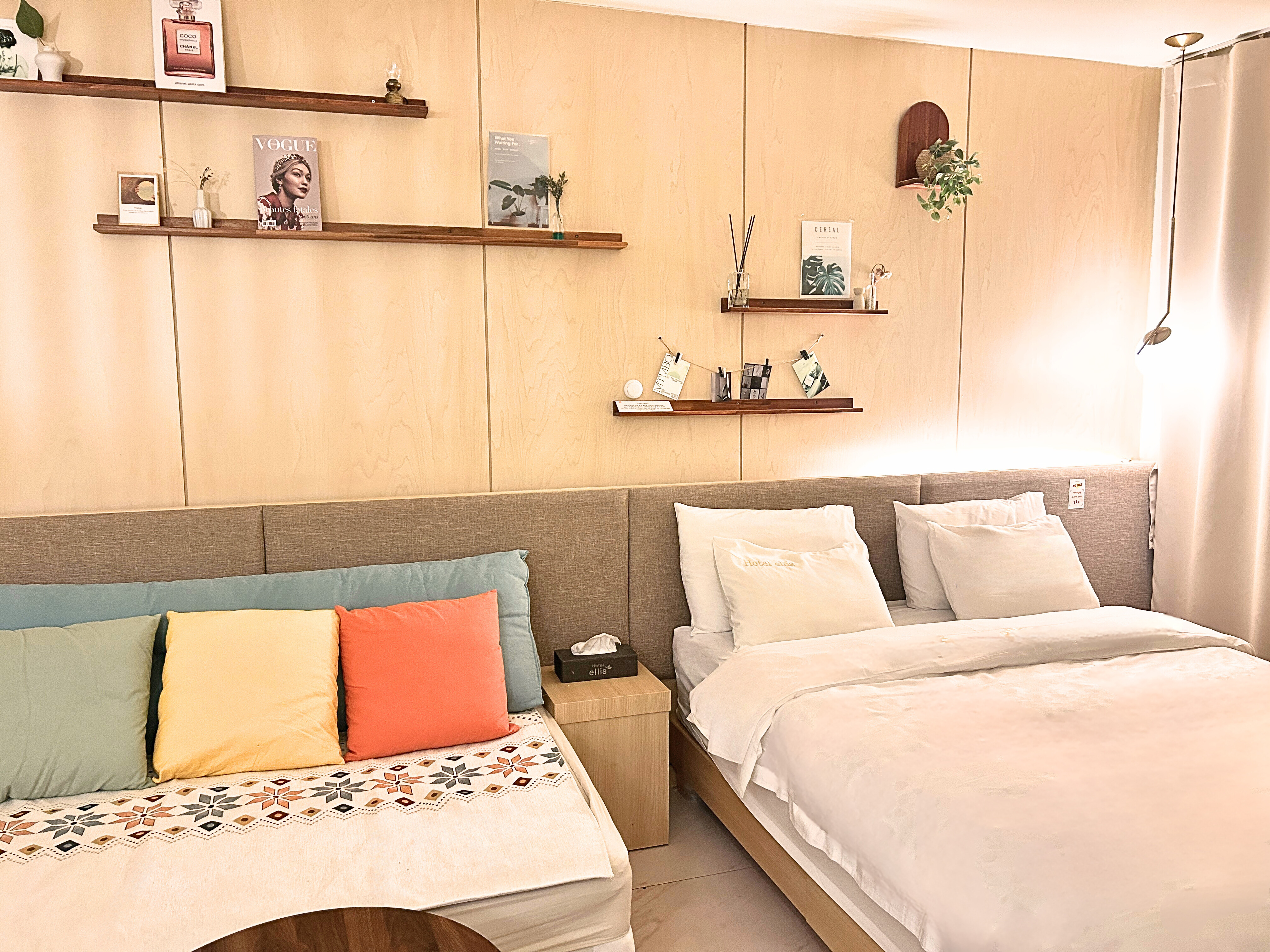 room detail thumbnail 1