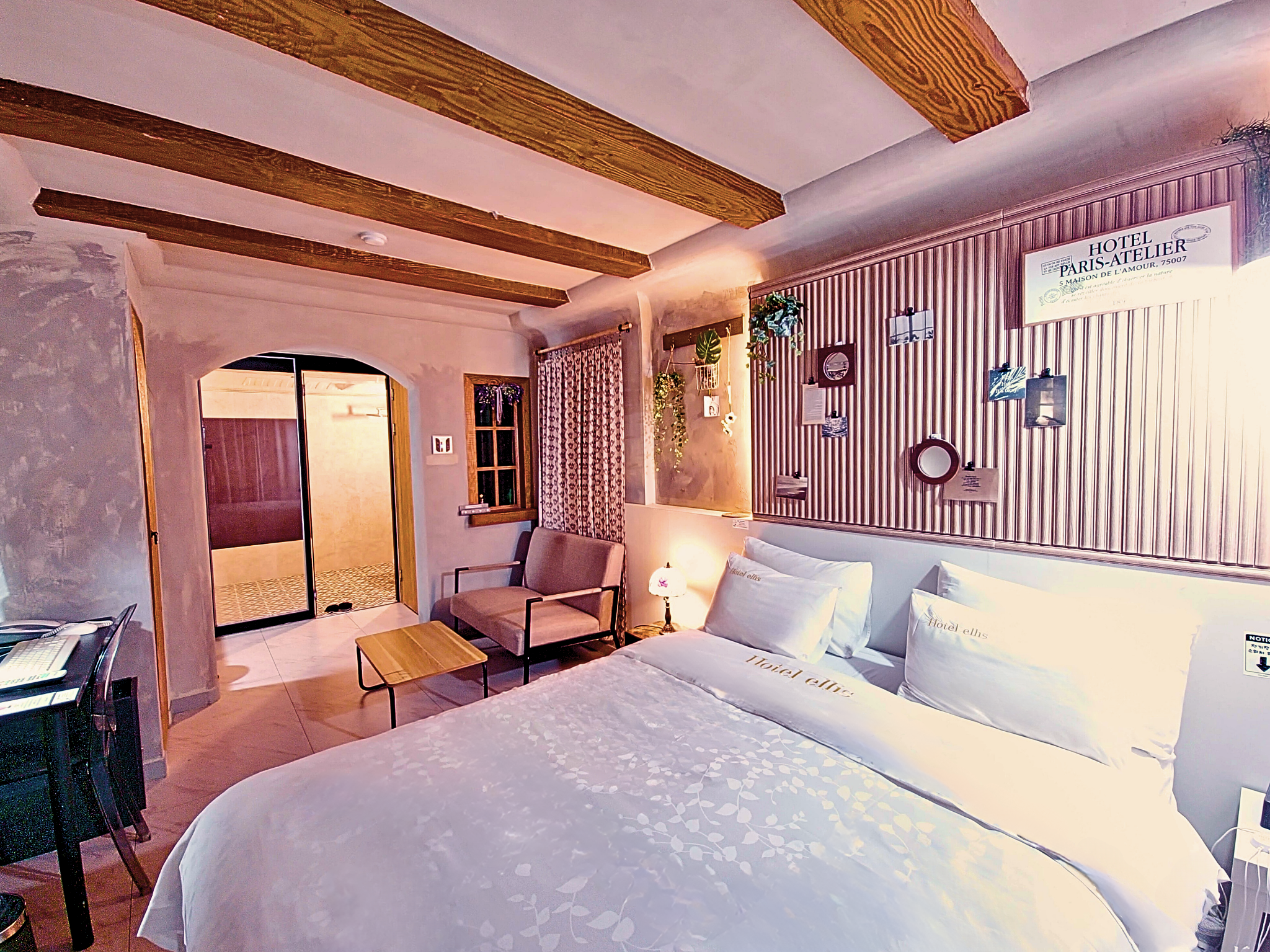 room detail thumbnail 2