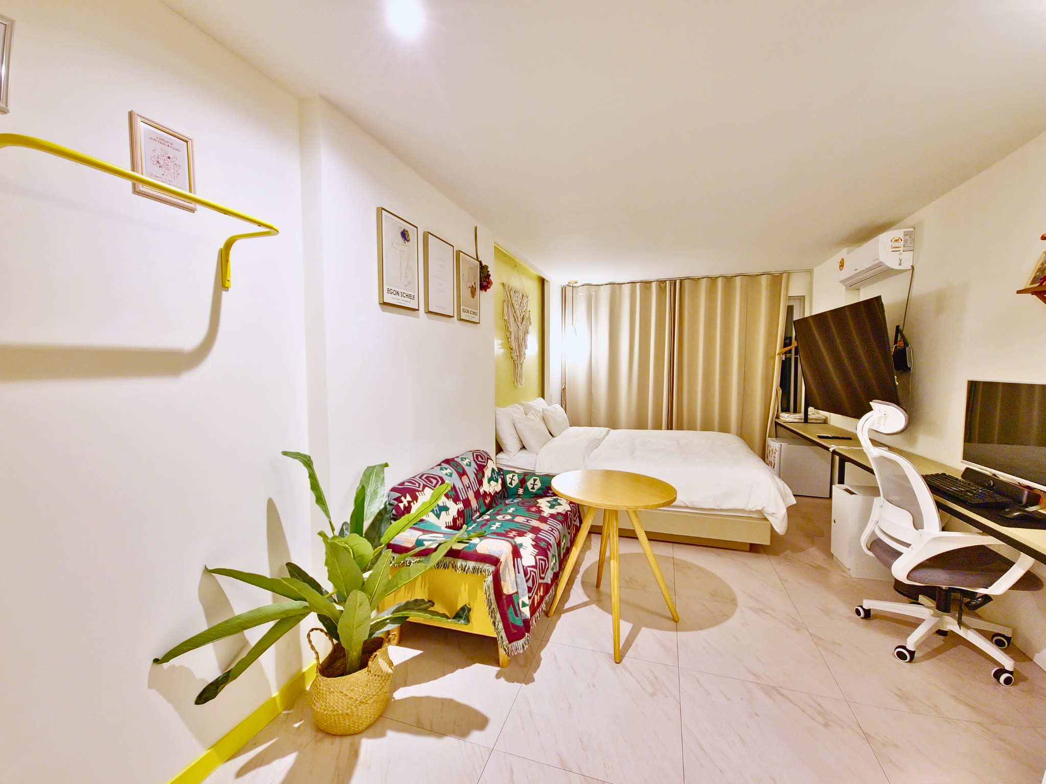 room detail thumbnail 1