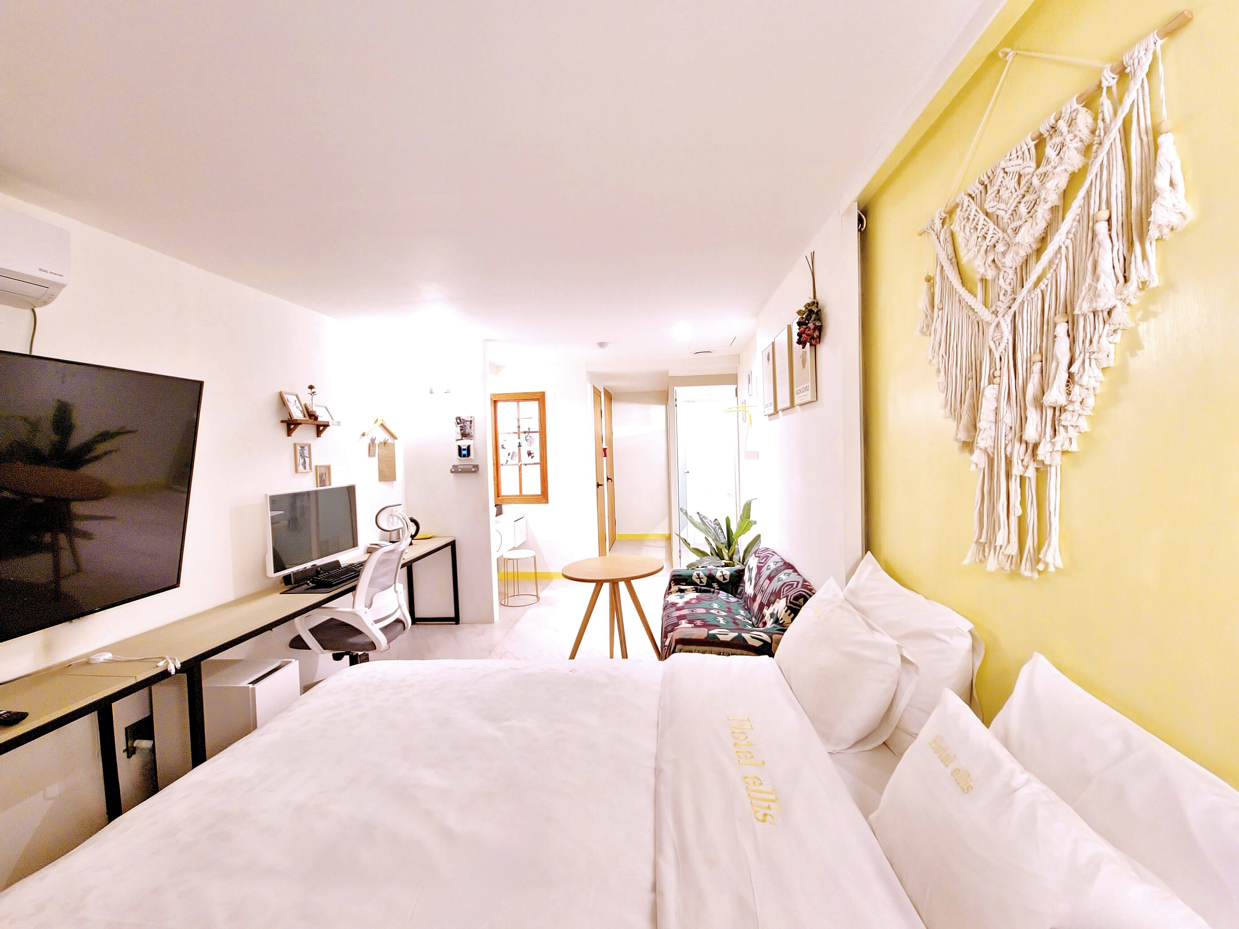 room detail thumbnail 2