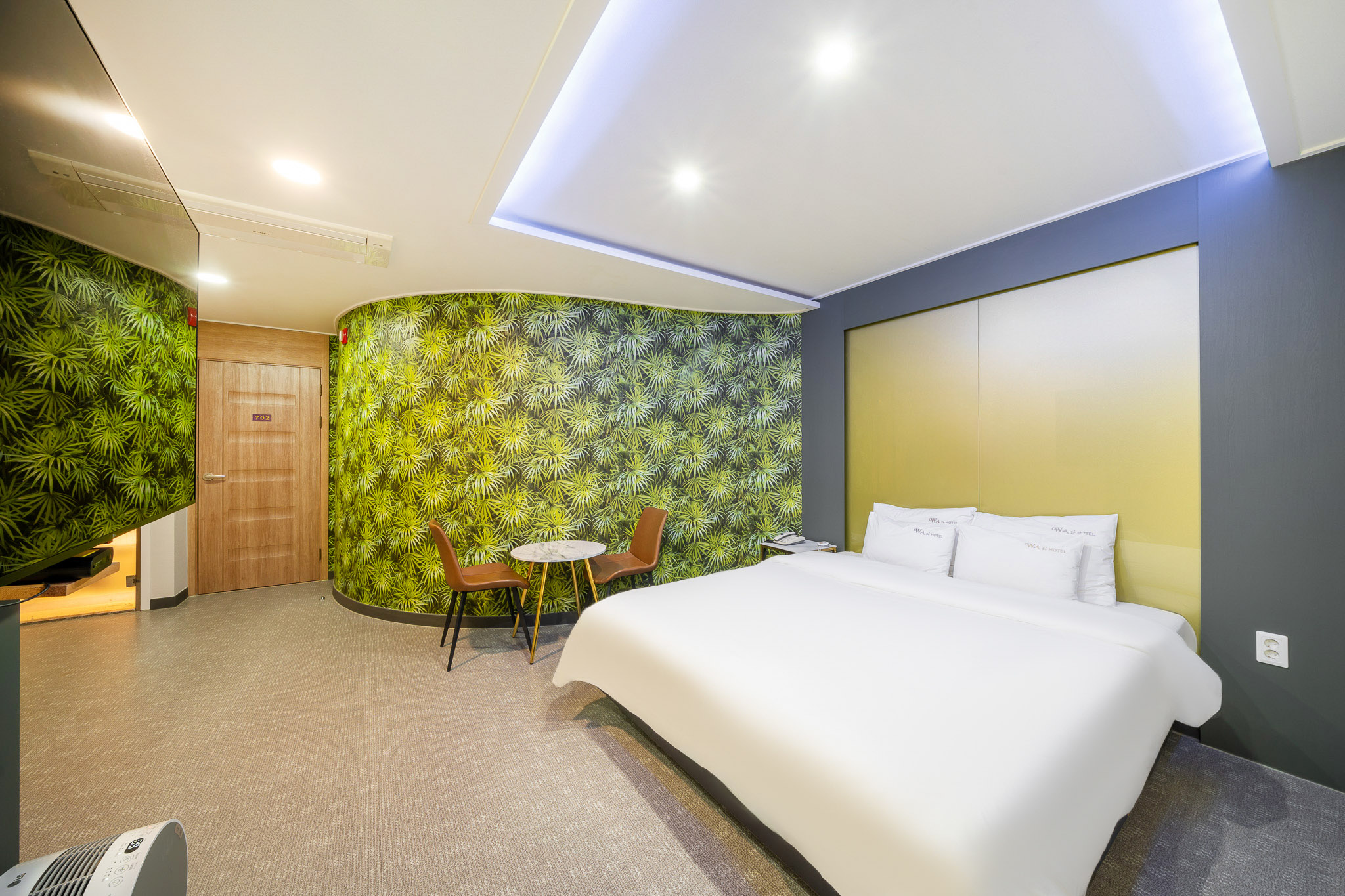 room detail thumbnail 1