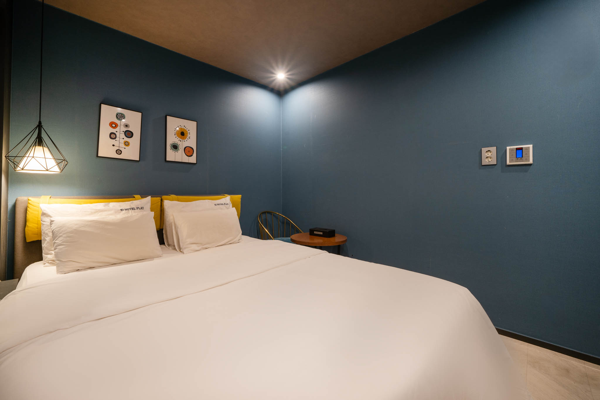 room detail thumbnail 1