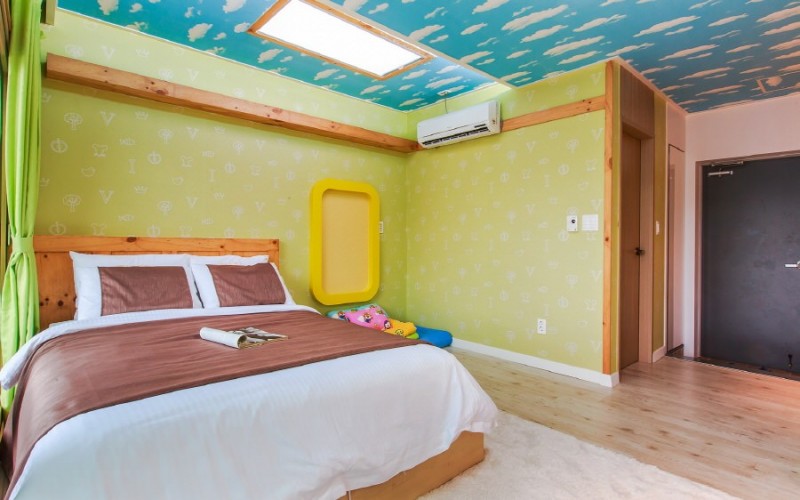 room detail thumbnail 1