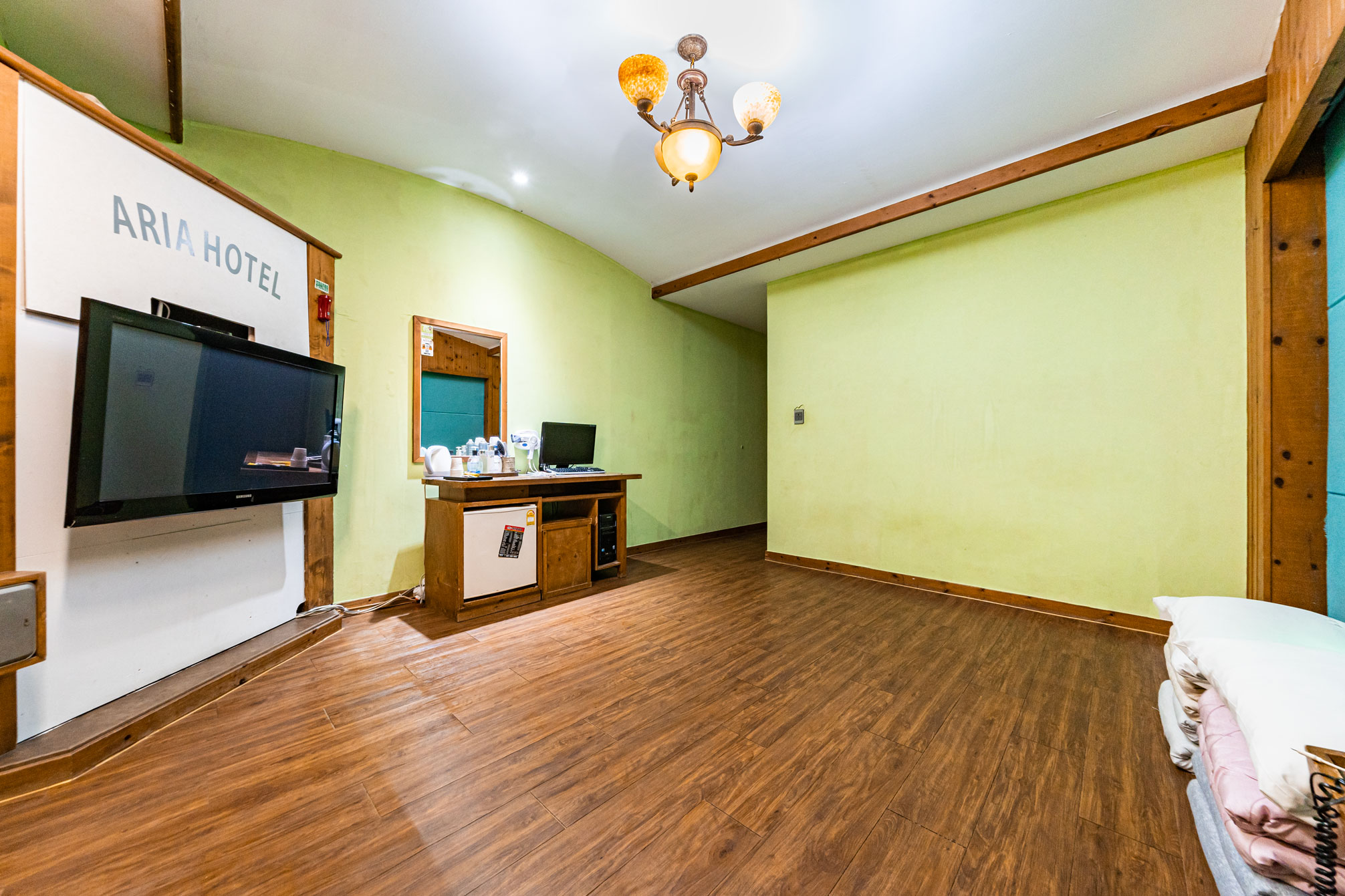 room detail thumbnail 2