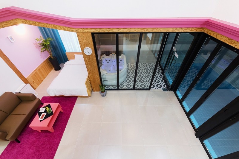 room detail thumbnail 1