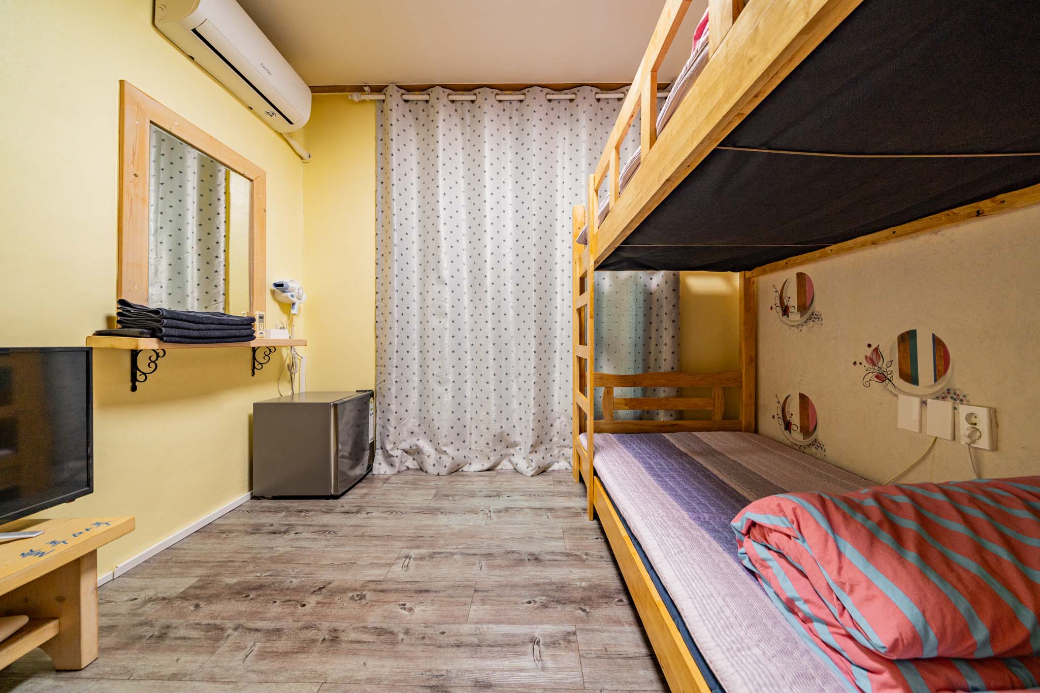 room detail thumbnail 2