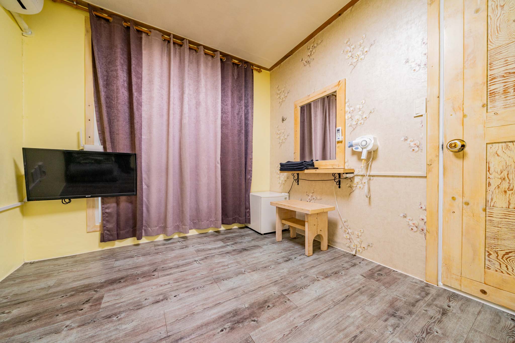 room detail thumbnail 2