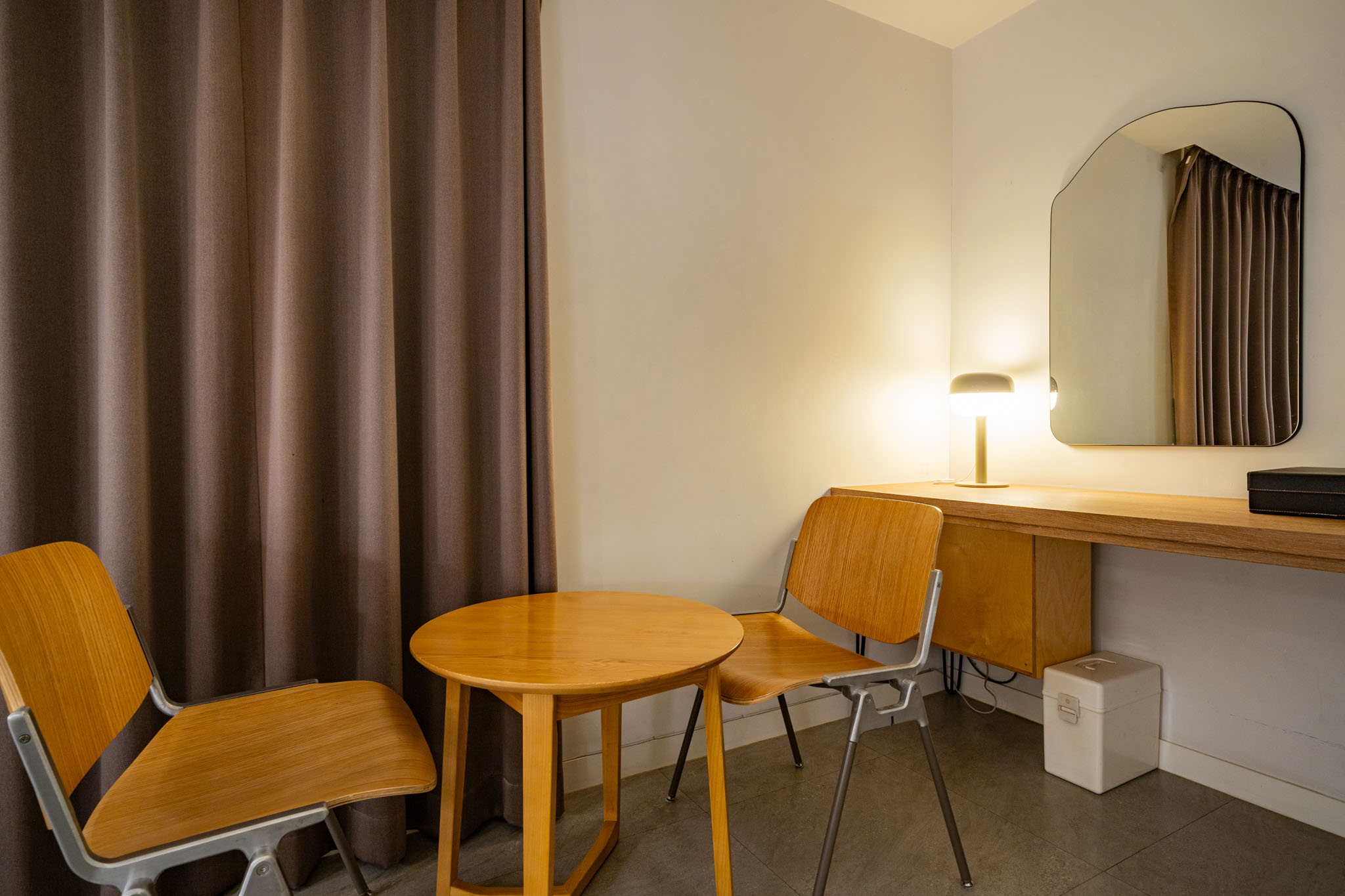 room detail thumbnail 2