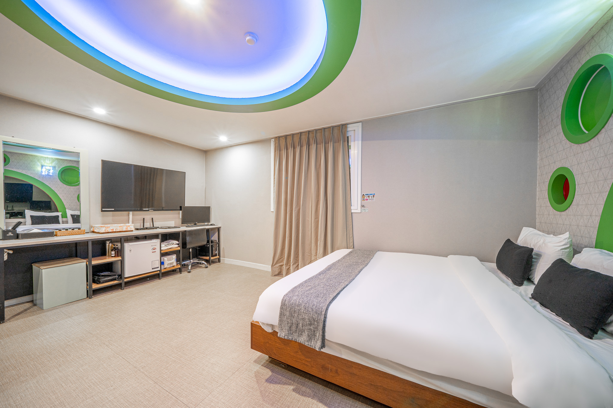 room detail thumbnail 2