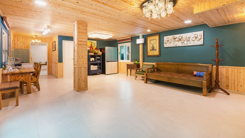 room detail thumbnail 2
