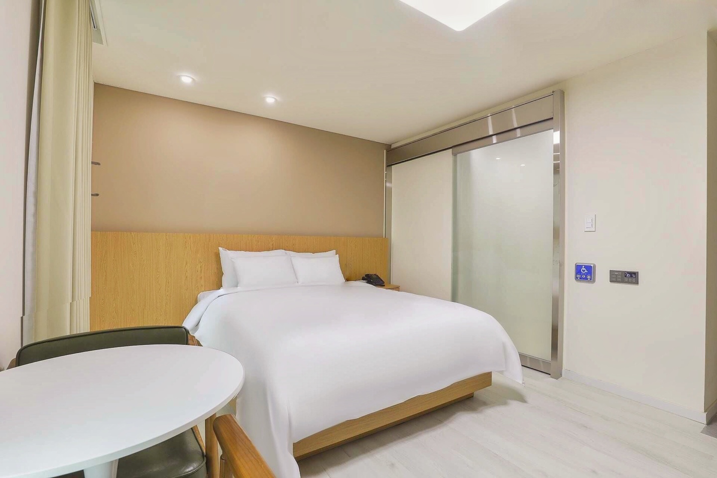 room detail thumbnail 2