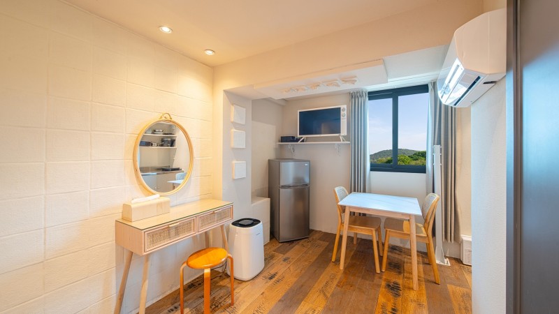 room detail thumbnail 2