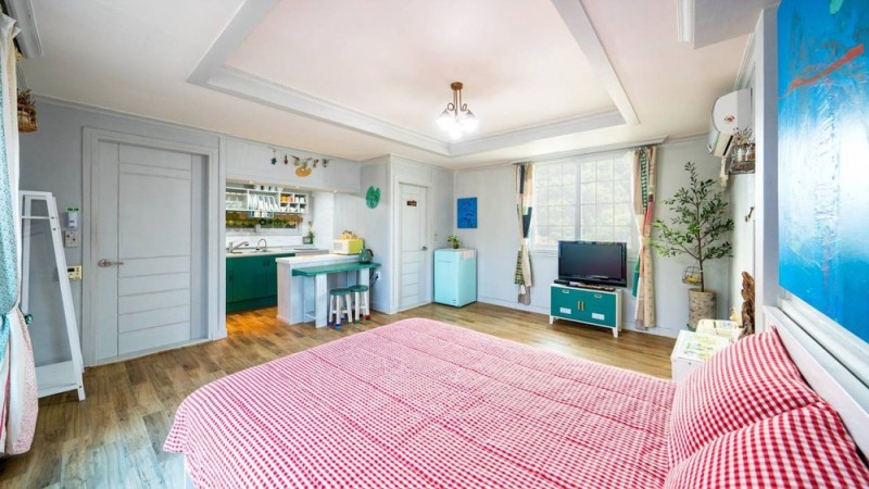 room detail thumbnail 2