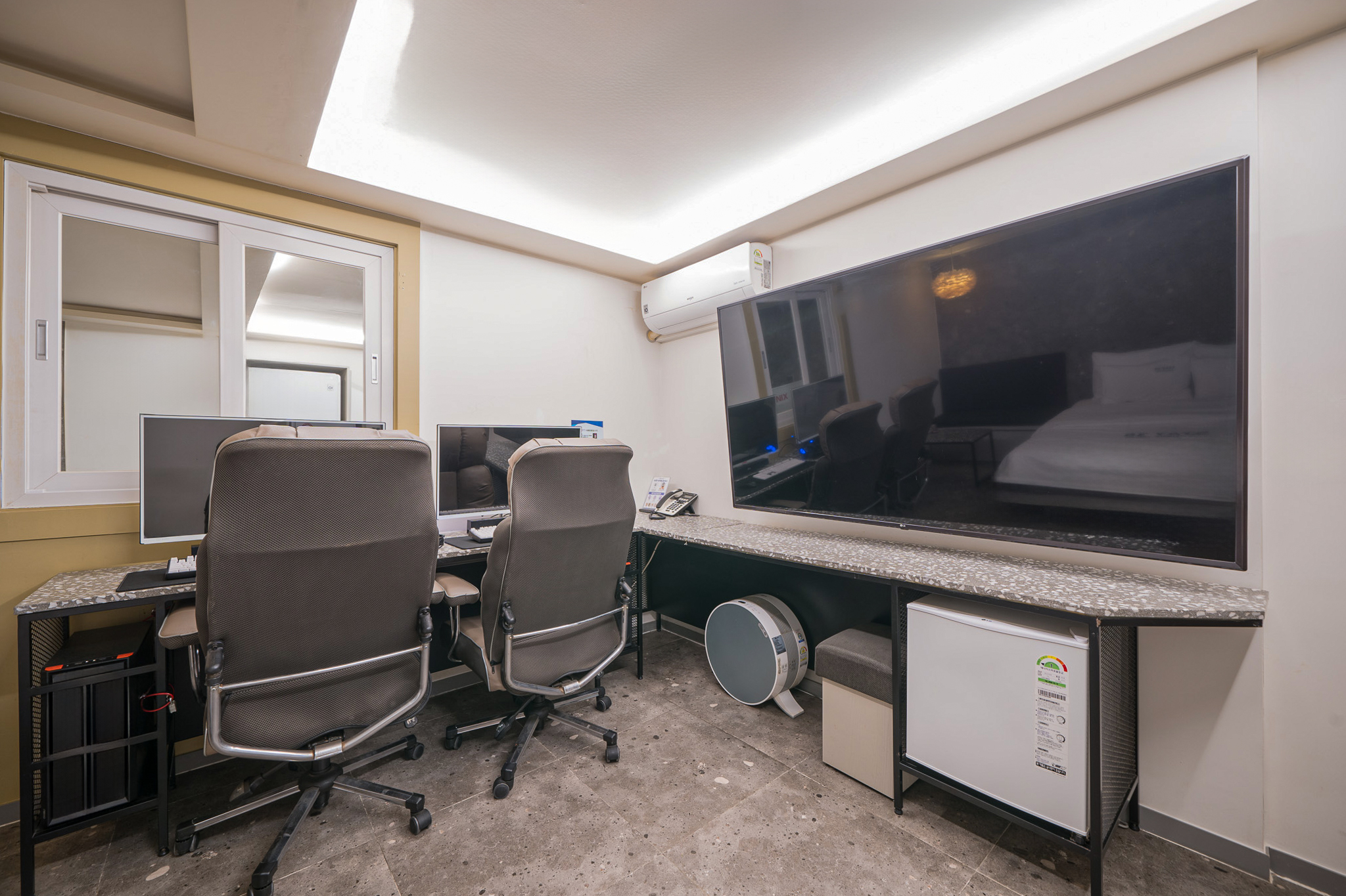 room detail thumbnail 2