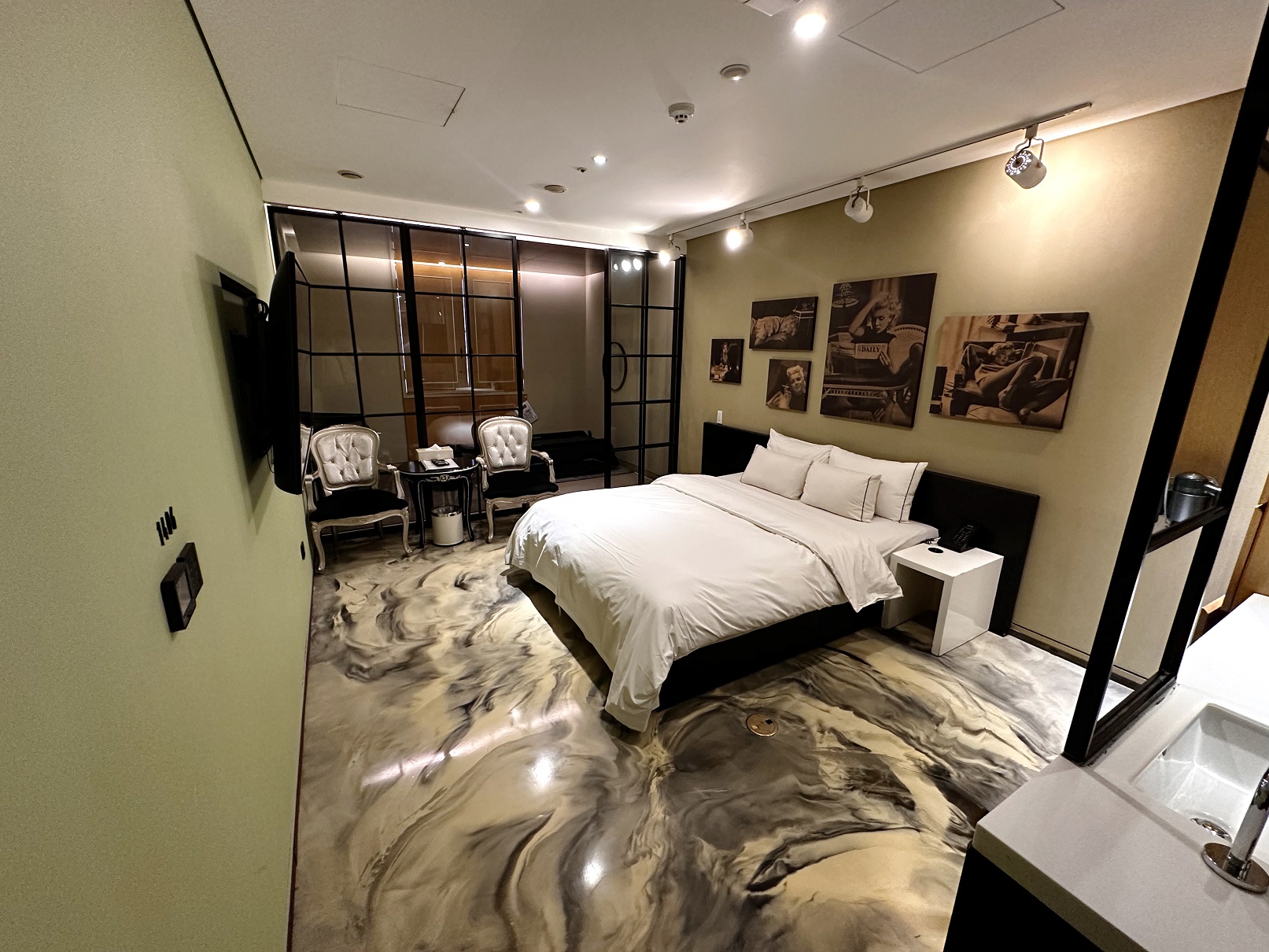 room detail thumbnail 1