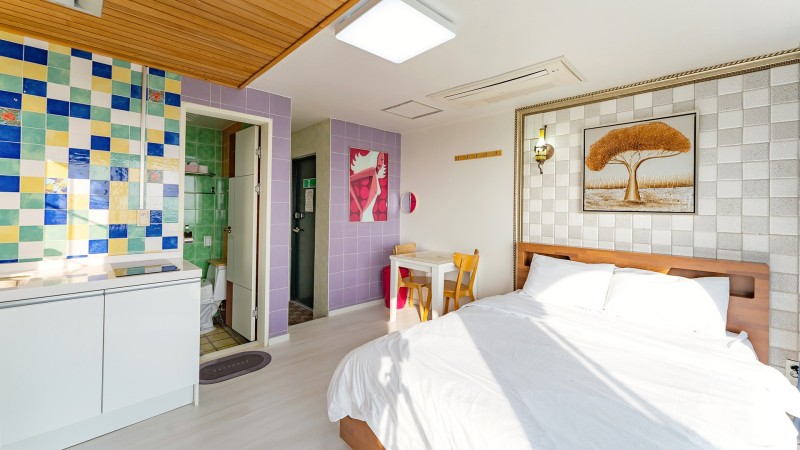 room detail thumbnail 2