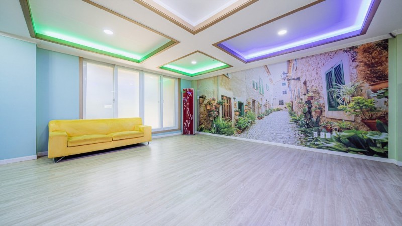 room detail thumbnail 2