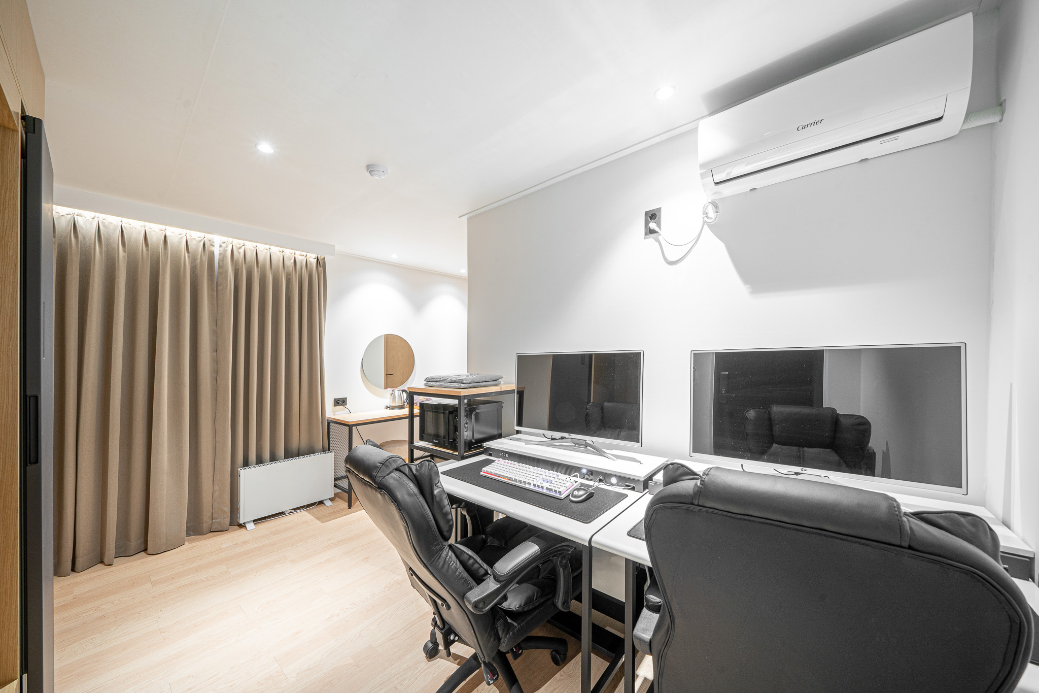 room detail thumbnail 2