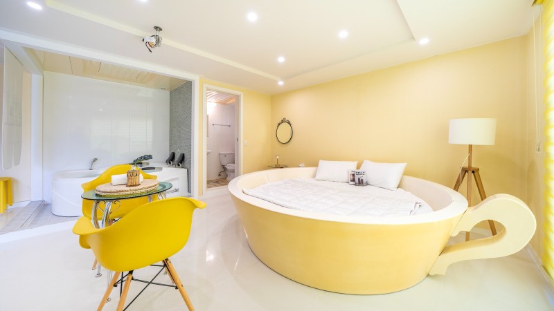 room detail thumbnail 2