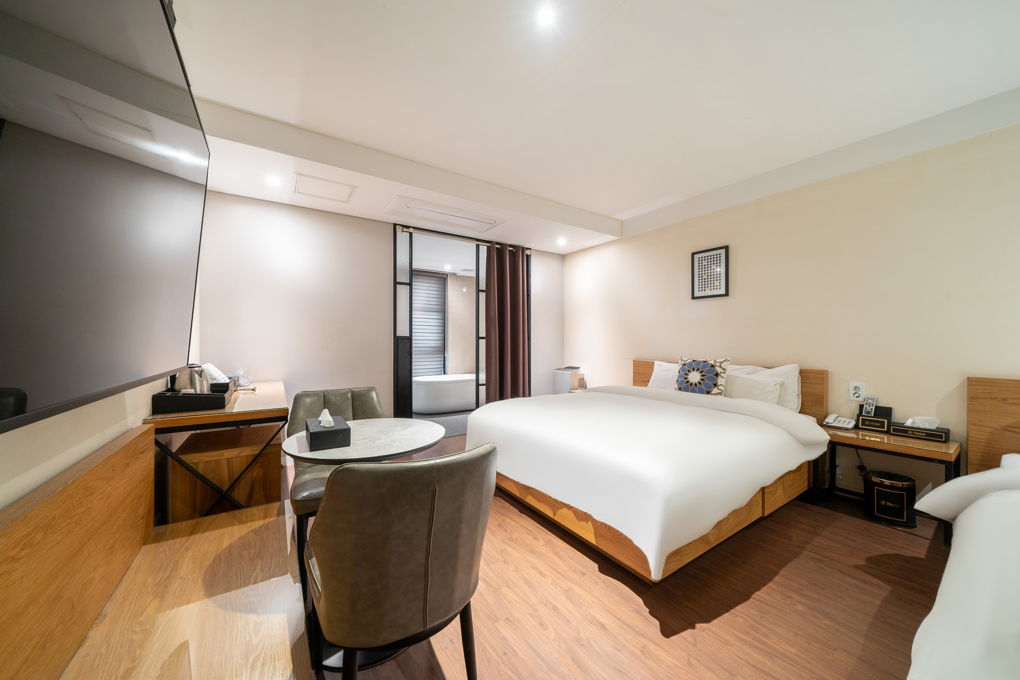 room detail thumbnail 1