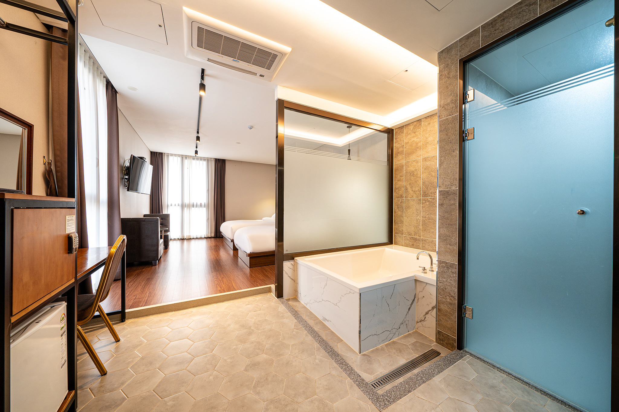 room detail thumbnail 2