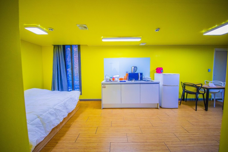 room detail thumbnail 2