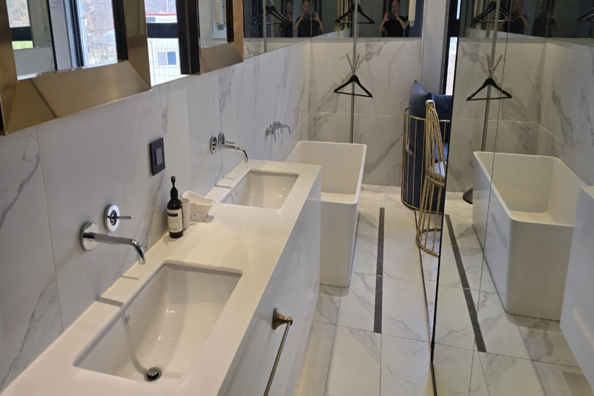 room detail thumbnail 1