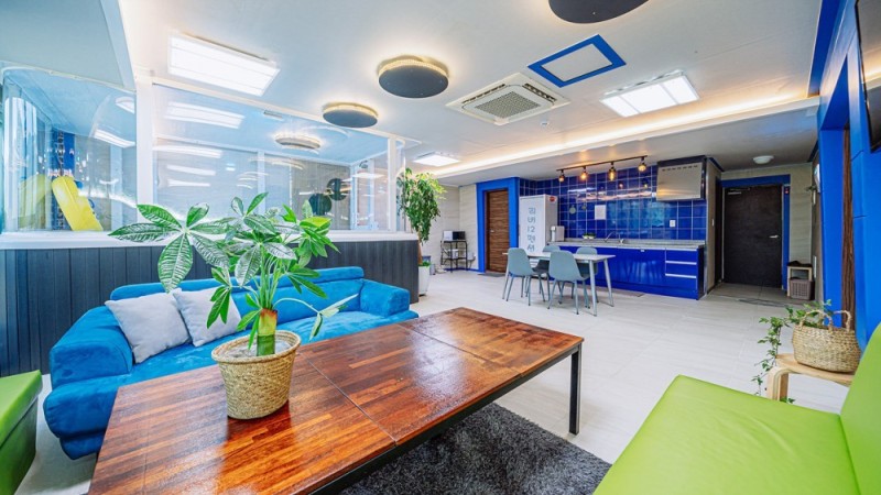 room detail thumbnail 2